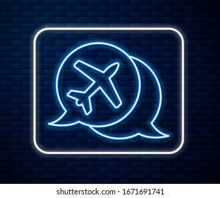 Burbuja de la línea de neón Discurso con icono de viaje del avión aislado en el fondo de la pared de ladrillo. Señal de transporte aéreo. Símbolo de vacaciones.  Ilustración vectorial