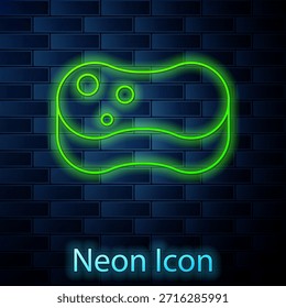 Ícone de esponja de neon brilhante isolado no fundo da parede de tijolo. Bast para lavar pratos. Conceito de serviço de limpeza.  Ilustração de vetor