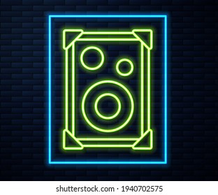 Línea de neón brillante Icono de altavoz estéreo aislado en el fondo de la pared de ladrillo. Altavoces del sistema de sonido. Icono de música. Equipo de bajos de altavoces de columna musical.  Vector
