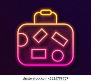 Mala de neon brilhante para o ícone de viagem isolado no fundo preto. Sinal de bagagem itinerante. Ícone Bagagem de viagem.  Vetor