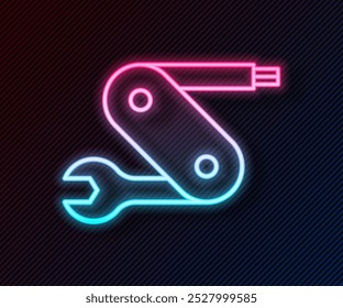 Icono brillante del cuchillo del ejército suizo de la línea de neón aislado en fondo negro. Navaja multiusos y multiusos. Herramienta multifuncional.  Vector