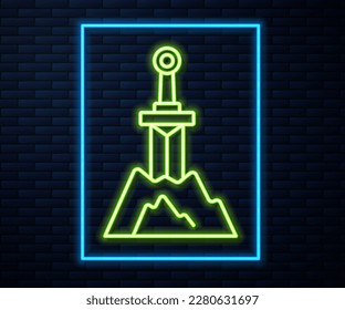 Línea de neón brillante Espada en el icono de piedra aislado en el fondo de la pared de ladrillo. Excalibur la espada en la piedra de las leyendas artrurianas.  Vector
