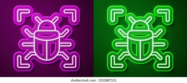 Línea de neón brillante Icono de concepto de error del sistema aislado en fondo morado y verde. Concepto de error de código. Error en el sistema. Búsqueda de fallos.  Vector