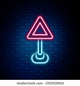 Línea de neón brillante Icono en blanco de advertencia Triángulo aislado en el fondo de pared de ladrillo. Reglas de tráfico y conducción segura. Concepto de esquema colorido. Vector