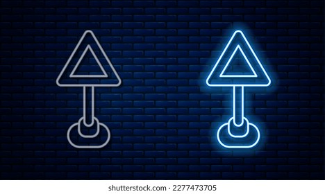 Línea de neón brillante Icono en blanco de advertencia Triángulo aislado en el fondo de pared de ladrillo. Reglas de tráfico y conducción segura.  Vector