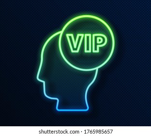 Vip de la línea de neón brillante dentro del icono de la cabeza humana aislado en el fondo azul.  Vector