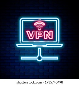 Glühende Neonline VPN Computer Netzwerk Symbol einzeln auf Ziegelwand Hintergrund. Laptop-Netzwerk. Internetanschluss. Farbiges Rahmenkonzept. Vektorgrafik