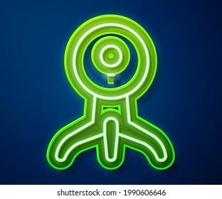 Icono de cámara web de línea de neón brillante aislado en fondo azul. Cámara de chat. Icono de cámara web.  Ilustración vectorial
