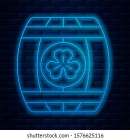 Glowing neon line Wooden barrel with four leaf clover icon isolated on brick wall background. Alcohol barrel, wooden keg for beer, whiskey, wine.  Vector Illustration