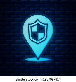 Leuchtendes Neon Location Schild Symbol einzeln auf Backsteinmauern Hintergrund. Versicherungskonzept. Schutzschild. Sicherheit, Sicherheit, Schutz, Datenschutz  Vektorgrafik