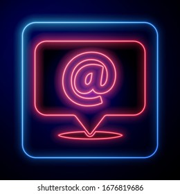 Leuchtendes Neon Mail- und E-Mail-Symbol einzeln auf blauem Hintergrund. E-Mail mit Symbolen umschließen. E-Mail-Nachrichtenzeichen. Vektorillustration-Illustration
