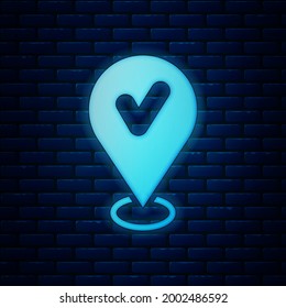 Anclaje del mapa de neón brillante con icono de marca de verificación aislado en el fondo de la pared de ladrillo. Navegación, puntero, ubicación, mapa, gps, dirección, lugar, brújula, concepto de búsqueda.  Vector
