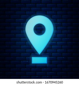 Leuchtendes Neon Map Pin Symbol einzeln auf Backsteinmauern Hintergrund. Navigation, Zeiger, Position, Karte, GPS, Richtung, Ort, Kompass, Suchbegriff. Vektorillustration-Illustration