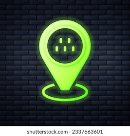 Puntero de neón brillante Mapa con icono de taxi aislado en el fondo de la pared de ladrillo. Símbolo de ubicación.  Vector