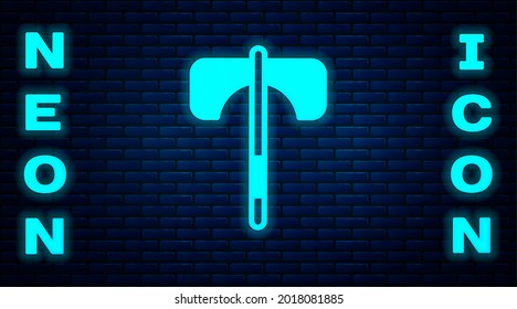 Icono de hacha medieval de neón brillante aislado sobre fondo de pared de ladrillo. Battle ax, verdugo hacha. arma medieval.  Vector
