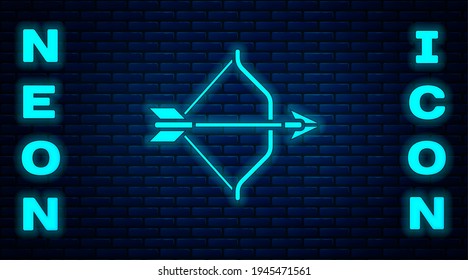 Arco medieval de neón brillante e icono de flecha aislados en el fondo de la pared de ladrillo. arma medieval.  Vector