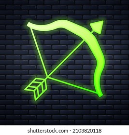 Arco medieval de neón brillante e icono de flecha aislados en el fondo de la pared de ladrillo. arma medieval.  Vector