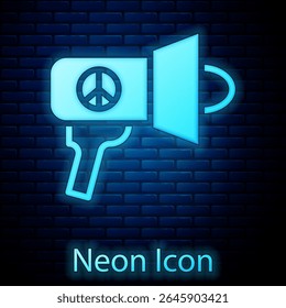 Ícone de Megafone de néon brilhante isolado no fundo da parede de tijolo. Sinal do alto-falante.  Vetor