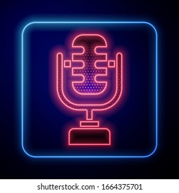 Icono de neón brillante aislado en fondo azul. En el micrófono del micrófono de la radio de aire. Signo del altavoz. Ilustración vectorial