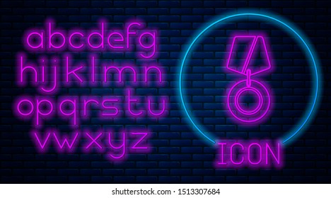 Glowing neon Military reward medal icon isolated on brick wall background. Army sign. Neon light alphabet. Vector Illustration