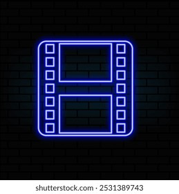 Brilhante neon Ícone de filme clapper isolado no fundo da parede de tijolo. Ícone de placa de vídeo. Sinal de grampeador. Conceito de produção cinematográfica ou de indústria dos meios de comunicação. Ilustração vetorial..4.