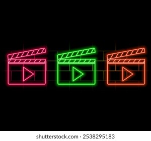 Brilhante neon Ícone de filme clapper isolado no fundo da parede de tijolo. Ícone de placa de vídeo. Sinal de grampeador. Conceito de produção cinematográfica ou de indústria dos meios de comunicação. Ilustração de Vetor..