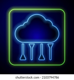 Icono de conexión en nube de neón brillante aislado en fondo azul. Tecnología social. Concepto de computación en nube.  Ilustración vectorial