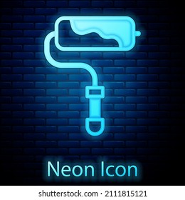 Icono de pincel de rodillo de neón brillante aislado en el fondo de pared de ladrillo.  Vector