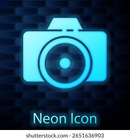 Néon brilhante Ícone da câmera fotográfica isolado no fundo da parede de tijolo. Ícone da câmera fotográfica.  Ilustração de vetor