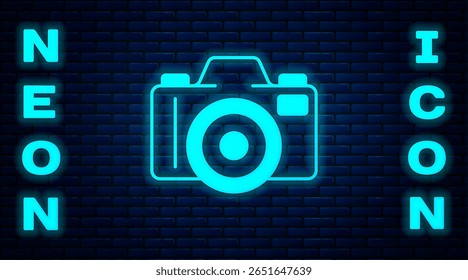 Néon brilhante Ícone da câmera fotográfica isolado no fundo da parede de tijolo. Câmera fotográfica. Fotografia digital.  Vetor