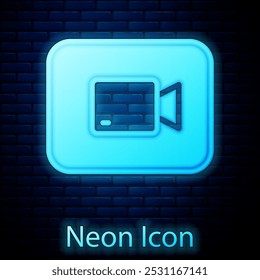 Video Icono brillante del Botón del juego del neón aislado en el fondo de la pared del ladrillo. Signo de tira de película.  Vector