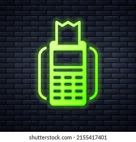 Terminal POS de neón brillante con tarjeta de crédito insertada e icono de recirpe impreso aislado en el fondo de la pared de ladrillo. concepto de pago de NFC.  Vector