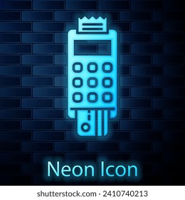 Terminal POS de neón brillante con tarjeta de crédito insertada e icono de recirpe impreso aislado en el fondo de la pared de ladrillo. concepto de pago de NFC.  Ilustración vectorial