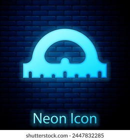 Rejilla de transportador de neón brillante para medir grados icono aislado en el fondo de la pared de ladrillo. Medidor del ángulo de inclinación. Herramienta de medición. Símbolo geométrico.  Vector