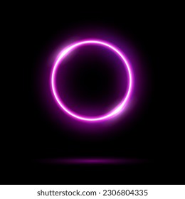 Leuchtender Neonvioletter Kreis einzeln auf schwarzem Hintergrund. Runde elektrische rosa Lichtrahmen. Geometrisches Modedesign, Vektorgrafik. Leere minimale Ringkunst-Dekoration.