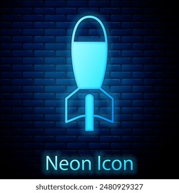 Lanzador de cohetes de neón brillante con icono de misil aislado en el fondo de la pared de ladrillo.  Vector