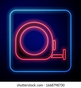 Icono de construcción de la ruleta de neón brillante aislado en fondo azul. Símbolo de medida de cinta. Ilustración vectorial