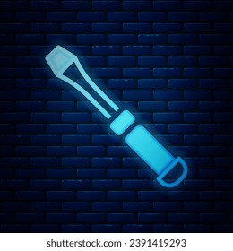 Icono del destornillador de neón brillante aislado en el fondo de la pared de ladrillo. Símbolo de herramienta de servicio.  Vector