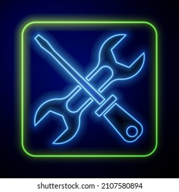 Icono de las herramientas de destornillador de neón brillante y llave inglesa aislado en fondo azul. Símbolo de herramienta de servicio.  Vector