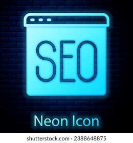 Icono de optimización de SEO de neón brillante aislado en el fondo de pared de ladrillo.  Vector