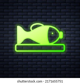 Glühender Neon Servierte Fische auf einem Teller Symbol einzeln auf Backsteinmauern Hintergrund.  Vektorgrafik