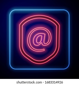 Leuchtender Neonschild mit E-Mail und E-Mail-Symbol einzeln auf blauem Hintergrund. Schutzschild. Sicherheit, Sicherheit, Schutz, Datenschutz Vektorillustration-Illustration