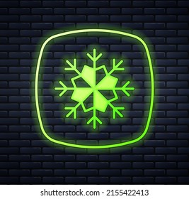 Icono de neón brillante de copo de nieve aislado en el fondo de la pared de ladrillo. Feliz Navidad y Feliz Año Nuevo.  Vector