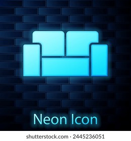 Icono de sofá de neón brillante aislado sobre fondo de pared de ladrillo.  Vector