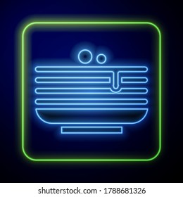 Icono de la pila de crepes de neón brillante aislado en fondo azul. Hornear con jarabe y cereza. El concepto de desayuno.  Vector