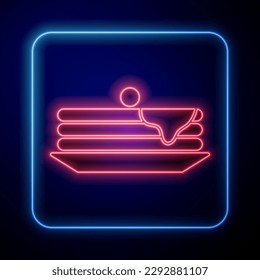 Icono de la pila de crepes de neón brillante aislado en fondo azul. Hornear con jarabe y cereza. El concepto de desayuno.  Ilustración vectorial