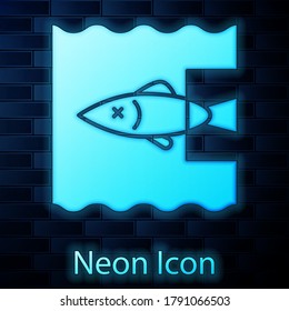 Neón brillante Detener el icono de contaminación plástica del océano aislado en el fondo de la pared de ladrillo. Concepto de protección del medio ambiente. Los peces dicen no al plástico.  Ilustración vectorial