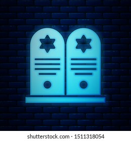 Glowing neon Tombstone with star of david icon isolated on brick wall background. Jewish grave stone. Gravestone icon.  Vector Illustration