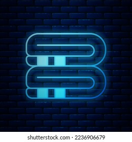 Glühendes Neon-Handtuchhalter-Symbol einzeln auf Ziegelmauern.  Vektorgrafik