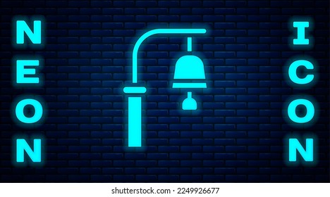 Glühende Neon Train Station Glocke Symbol einzeln auf Backsteinwand Hintergrund.  Vektorgrafik